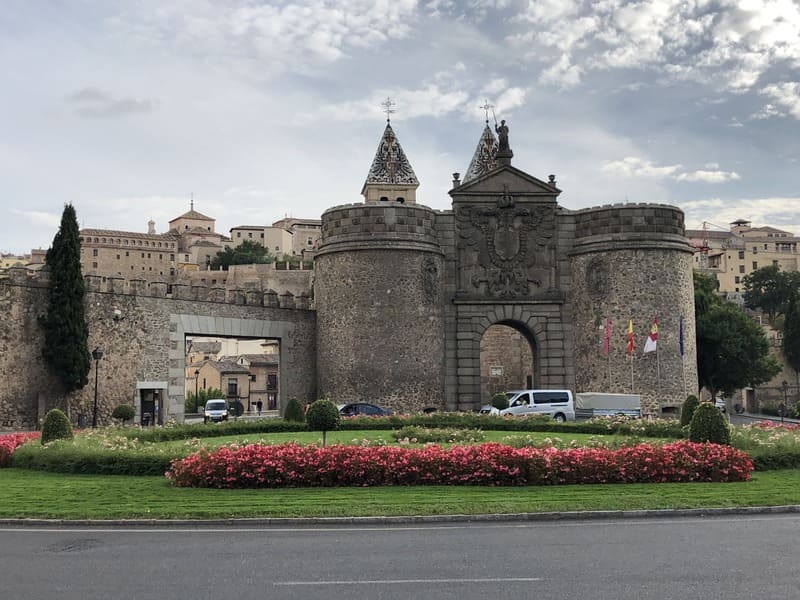 Puerta de Bisagra em Toledo, com parte da muralha muito bem preservada.