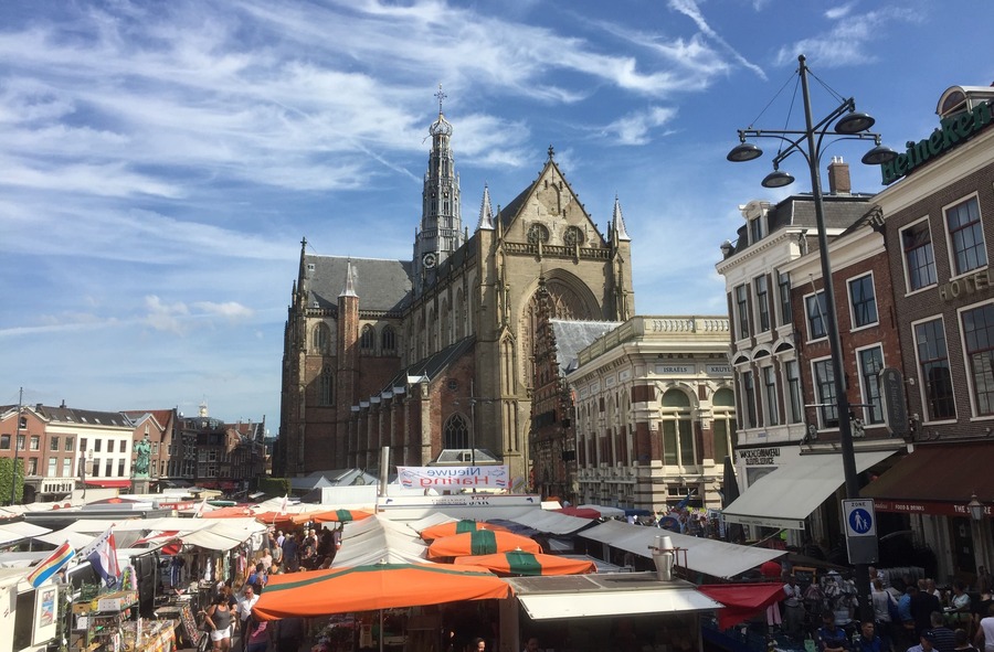 Grote Markt em Haarlem, uma típica cidade do interior da Holanda