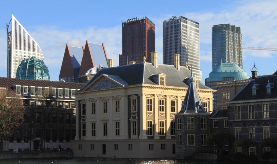 Vista panorâmica do centro de Haia, com destaque para o museu Mauritshuis e o Parlamento holandês.