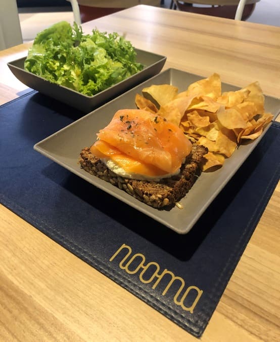 Sanduíche aberto de salmão defumado preparado com o pão nórdico produzido no Nooma Bistrô 