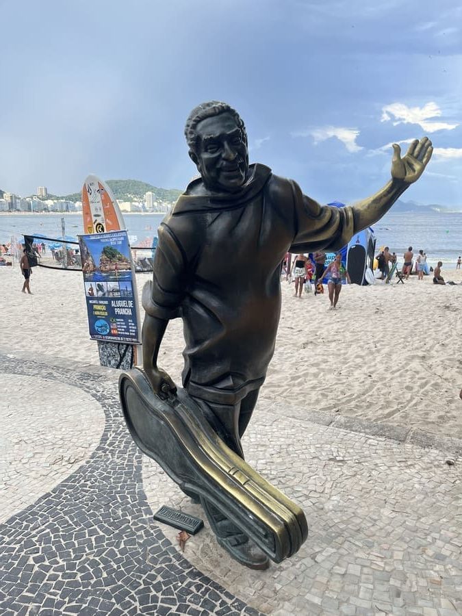 Estátua de Dorival Caymmi é uma das atrações do itinerário do Free Walking Tour por Copacabana e Ipanema 