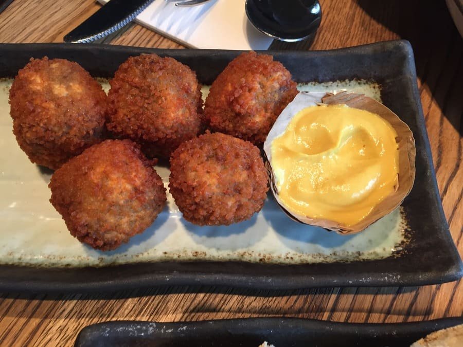 Bitterballen é uma comida de boteco típica holandesa 