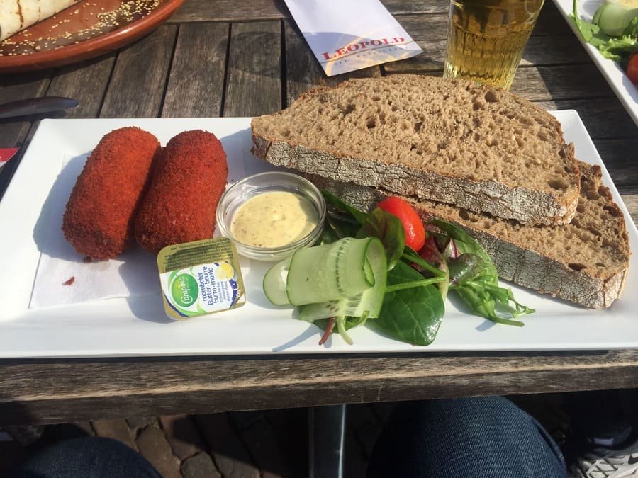 Kroket com molho de mostarda é uma típica comida holandesa