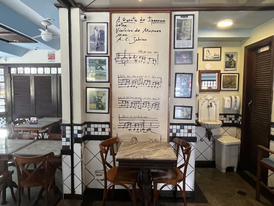 Parada no Bar Garota de Ipanema durante o Tour da Bossa Nova.