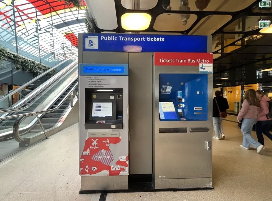 Volendam em bate e volta a partir de Amsterdam: compra de passagens nas máquinas automáticas