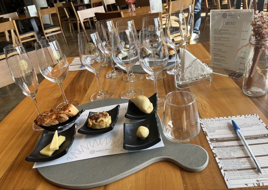Loja da Cave do Sol com vinhos e espumantes da vinícola