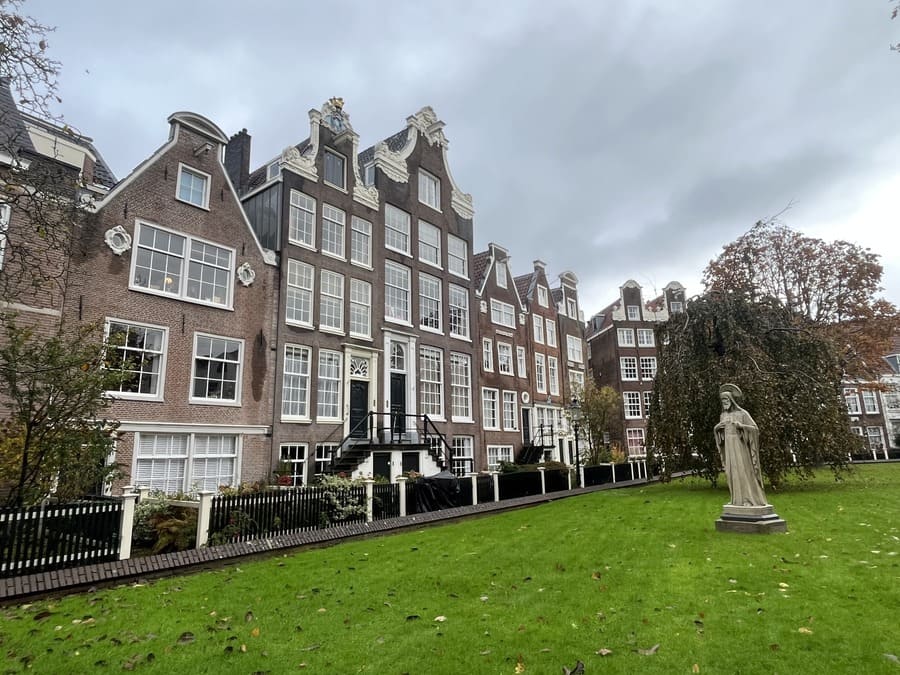 City Tour em Amsterdam para Brasileiros - parada no Jardim Secreto das Beguinas
