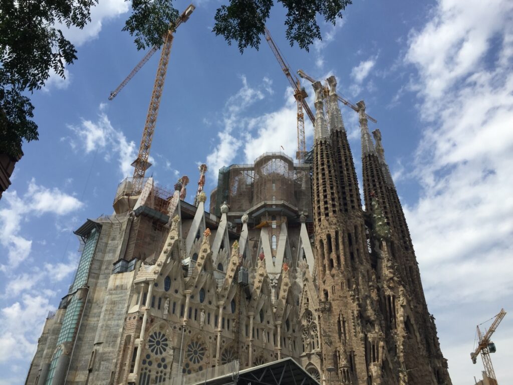 A Sagrada Família é uma das igrejas mais emblemáticas da Espanha.