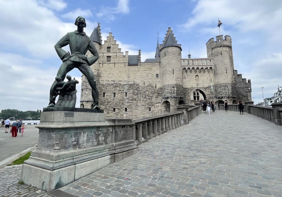 Inverno na Europa: Castelo Het Steen em Antuérpia, na Bélgica