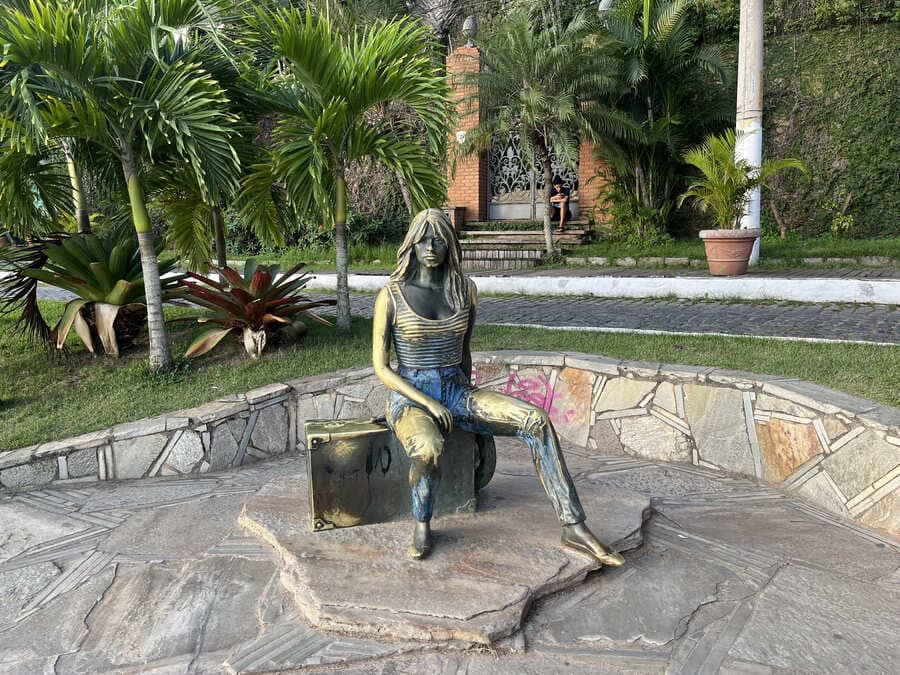 Parada de cruzeiro em Búzios: estátua de Brigitte Bardot
