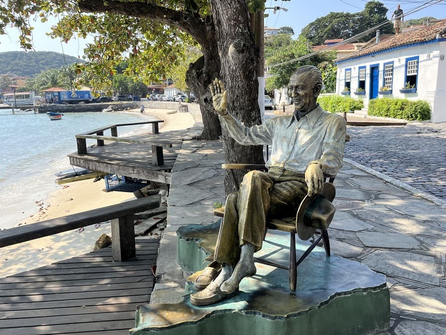 Parada de cruzeiro em Búzios: estátua de Juscelino Kubistcheck