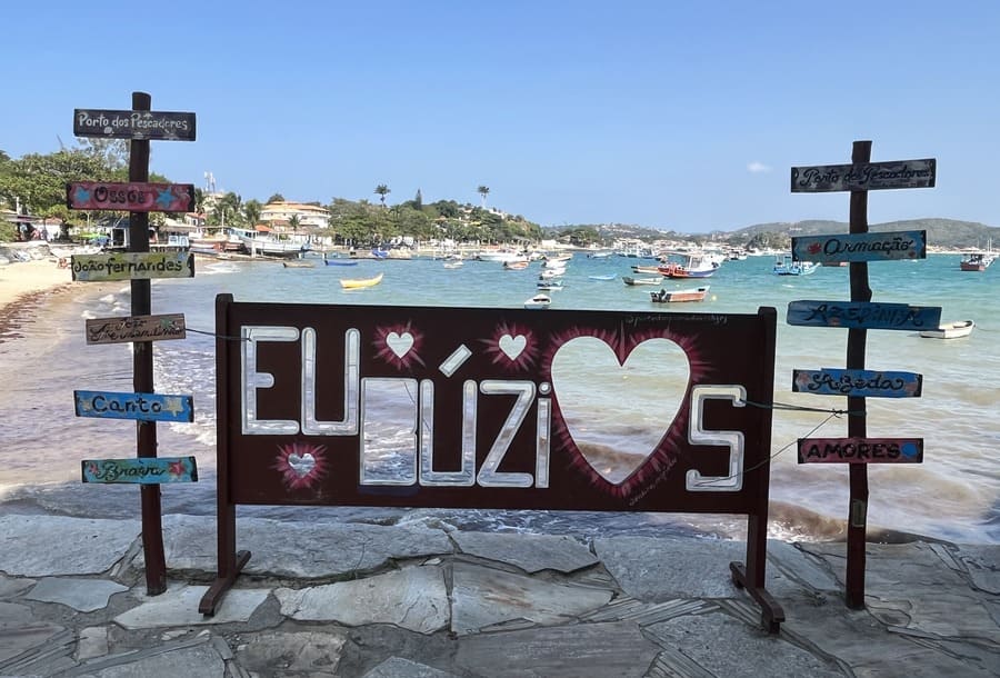 Parada de cruzeiro em Búzios: Totem Eu amo Búzios