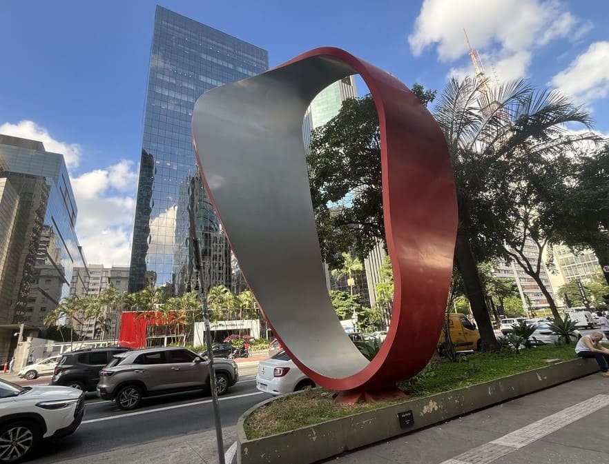 Vai de Roteiro - Avenida Paulista - Escultura da artista Tomie Ohtake
