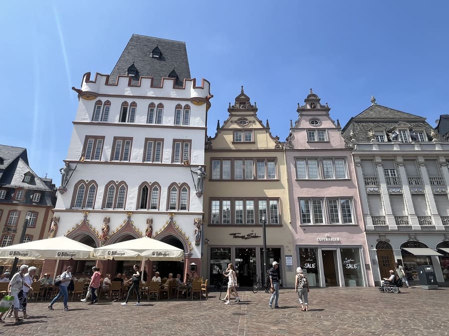 Roteiro de 1 dia em Trier: Casas em estilo enxaimel na Hauptmarkt, praça central da cidade.