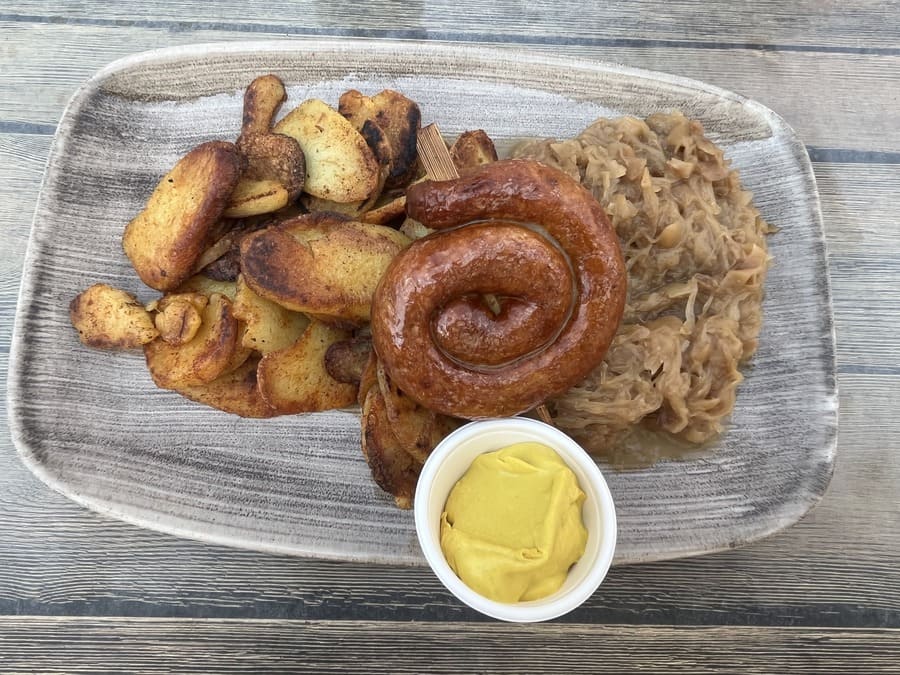 Prato típico alemão com salsichas, chucrute e pretzel servido em Trier