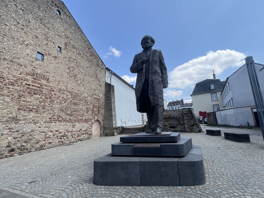 Estátua de Karl Marx em Trier, ponto histórico do roteiro de 1 dia em Trier.
