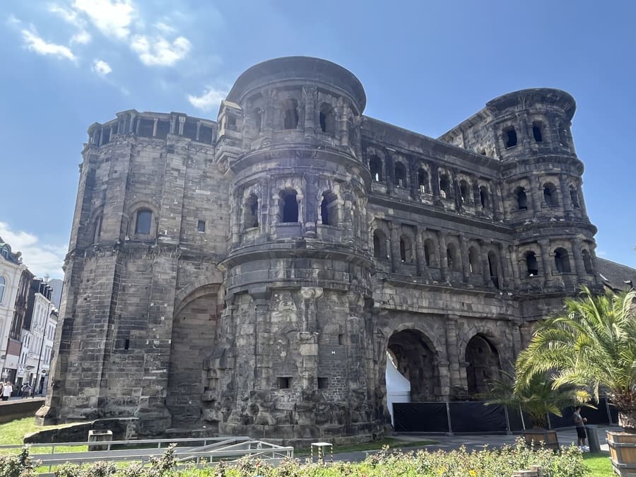 Roteiro de 1 dia em Trier - Porta Nigra, monumento romano mais famoso de Trier, Alemanha