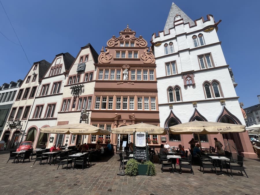Fachadas históricas da Hauptmarkt em Trier, parada essencial em um roteiro de 1 dia em Trier.