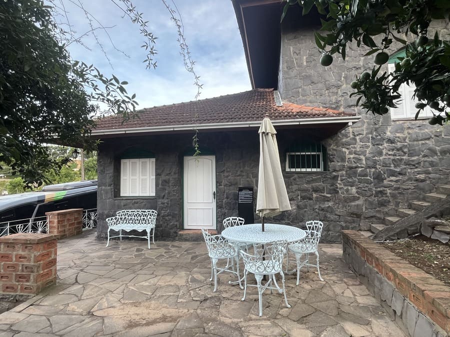 Casa de pedra disponível para hospedagem na Mena Kaho