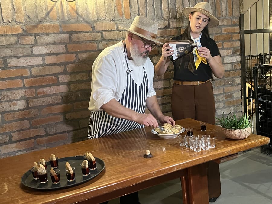 Jantar harmonizado servido na cave da Vinícola Mena Kaho