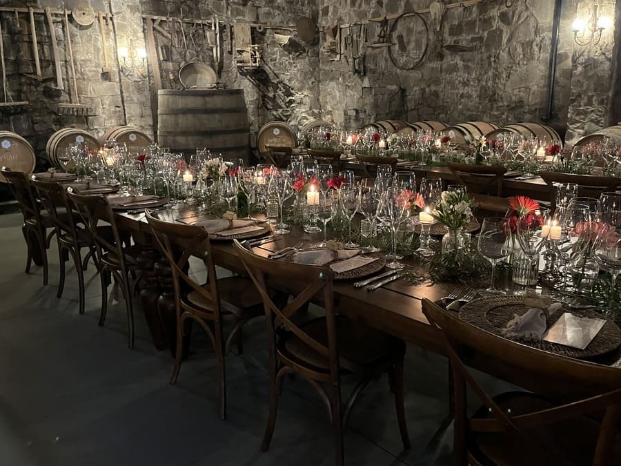 Jantar harmonizado servido na cave da Vinícola Mena Kaho