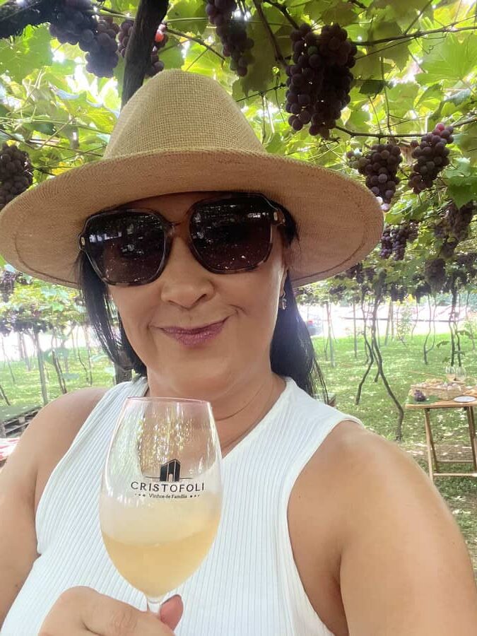 Brinde com vinho branco no vinhedo da Vinícola Cristofoli em Bento Gonçalves
