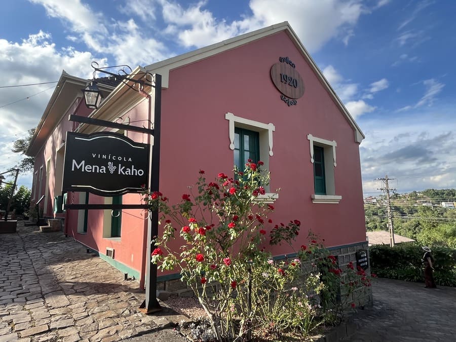 Fachada da Vinícola Mena Kaho em Faria Lemos, Bento Gonçalves