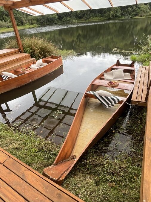 Experiência “Brinde no Barco” em lago de vinícola na Serra Gaúcha