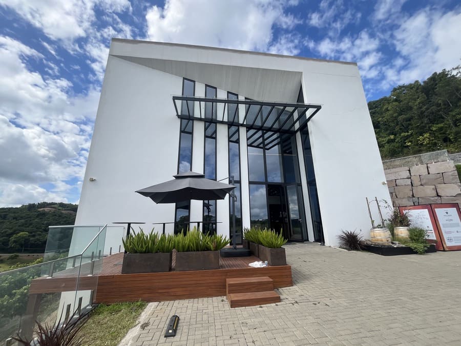 Fachada moderna da Bodega Iribarrem, na Serra Gaúcha