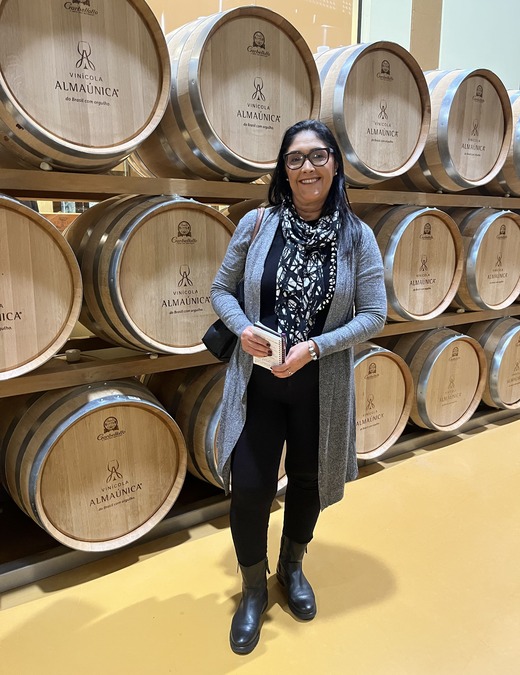 Regina Oki durante visita à Vinícola Almaúnica