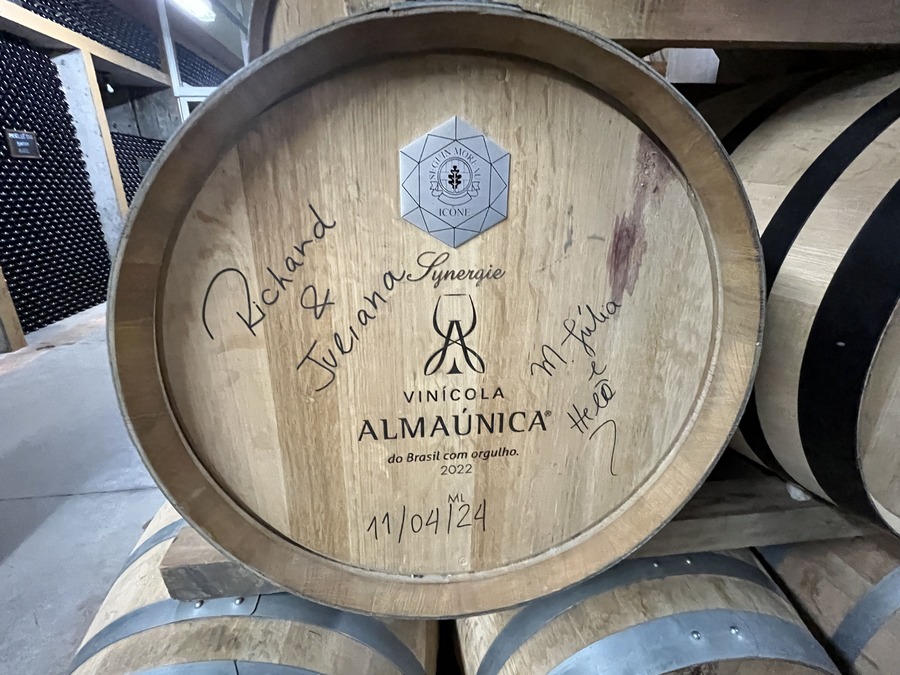 Barrica de vinho identificada com o nome de clientes na Vinícola Almaúnica