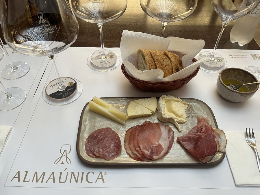 Vinhos acompanhados por tábua de queijos e charcutaria na degustação da Almaúnica