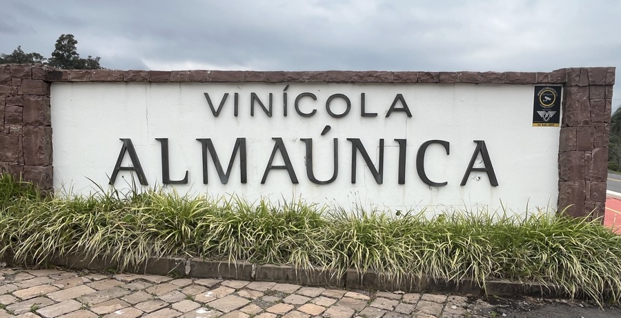 Placa na entrada da Vinícola Almaúnica, no Vale dos Vinhedos