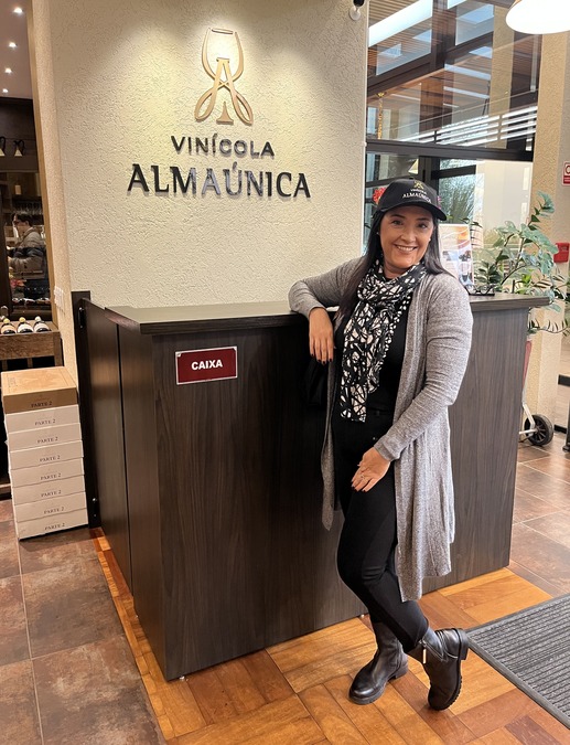 Regina Oki durante visita à Vinícola Almaúnica